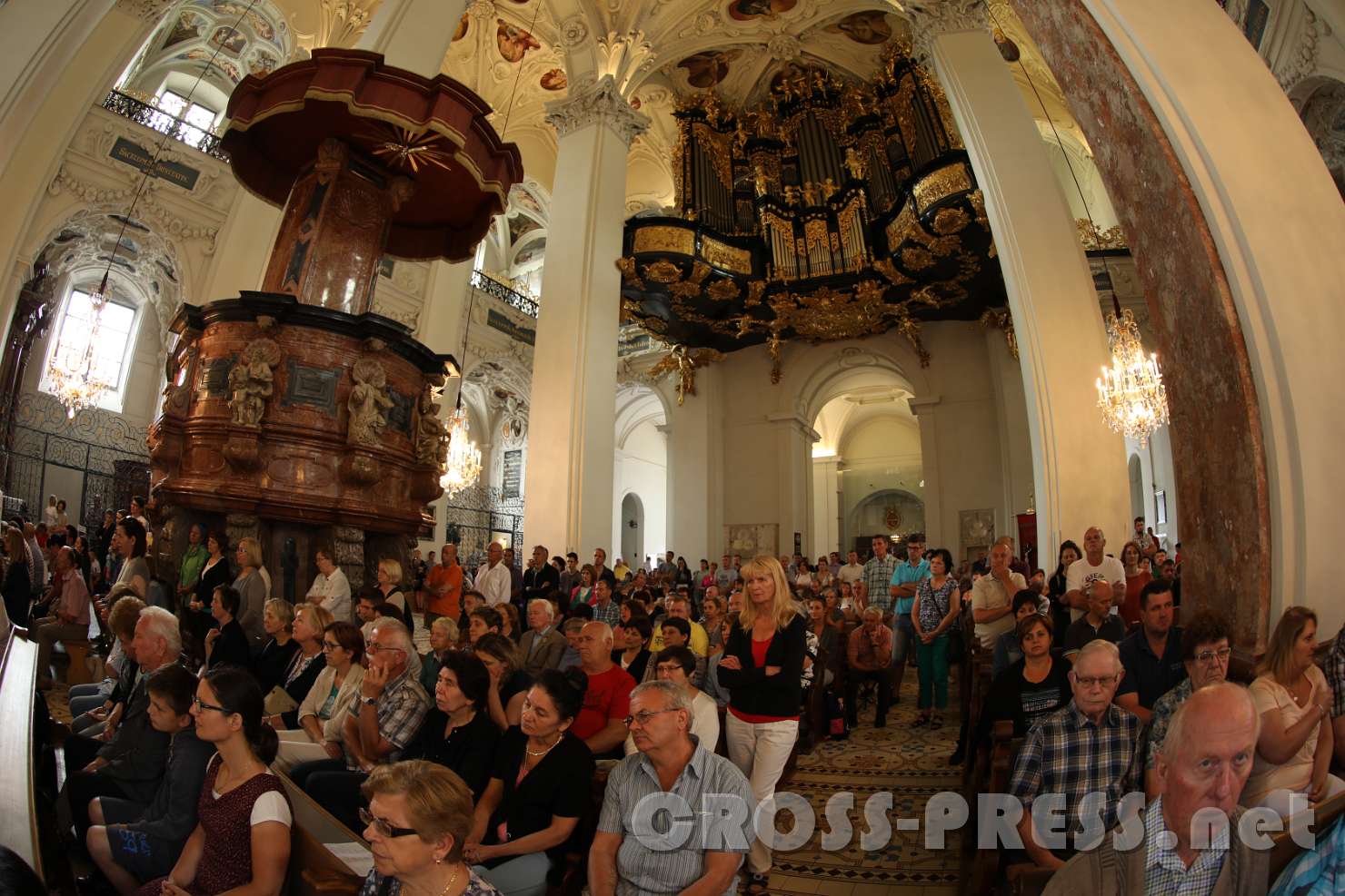 2017.06.24_10.44.28.jpg - Basilika voll von kroatischen Pilgern.