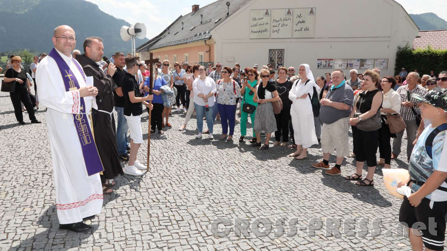 2017.06.24_14.03.31.jpg - Am Nachmittag nahmen die Wallfahrer am Kreuzweg teil.