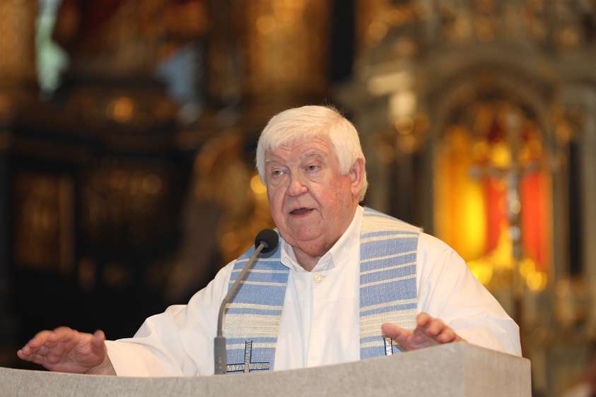 44. Wallfahrt der Kroaten nach Altötting Hw. Josip Antonac, Leiter der Kroatischen Mission in Regensburg, begrüßt als Organisator der Wallfahrt die Teilnehmer.