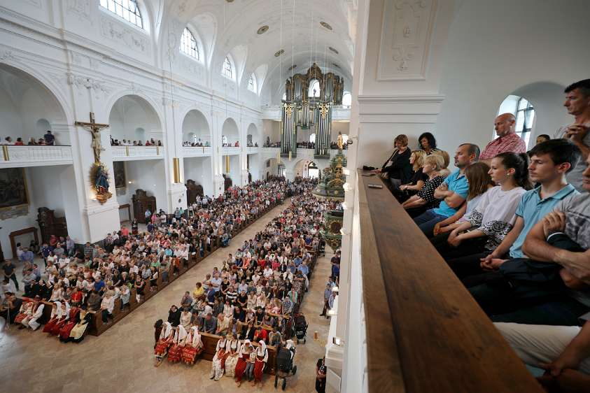 44. Wallfahrt der Kroaten nach Altötting Volle Basilika.