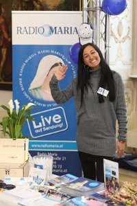 Radio Maria - VertiefungsTag Elisabeth Schlager am Tisch von Radio Maria