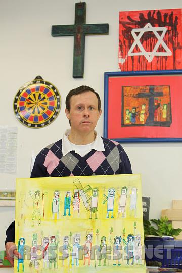 2010.03.31_09.38.38.jpg - Andreas pr�sentiert seine soeben fertiggestellte Leidensgeschichte Jesu.