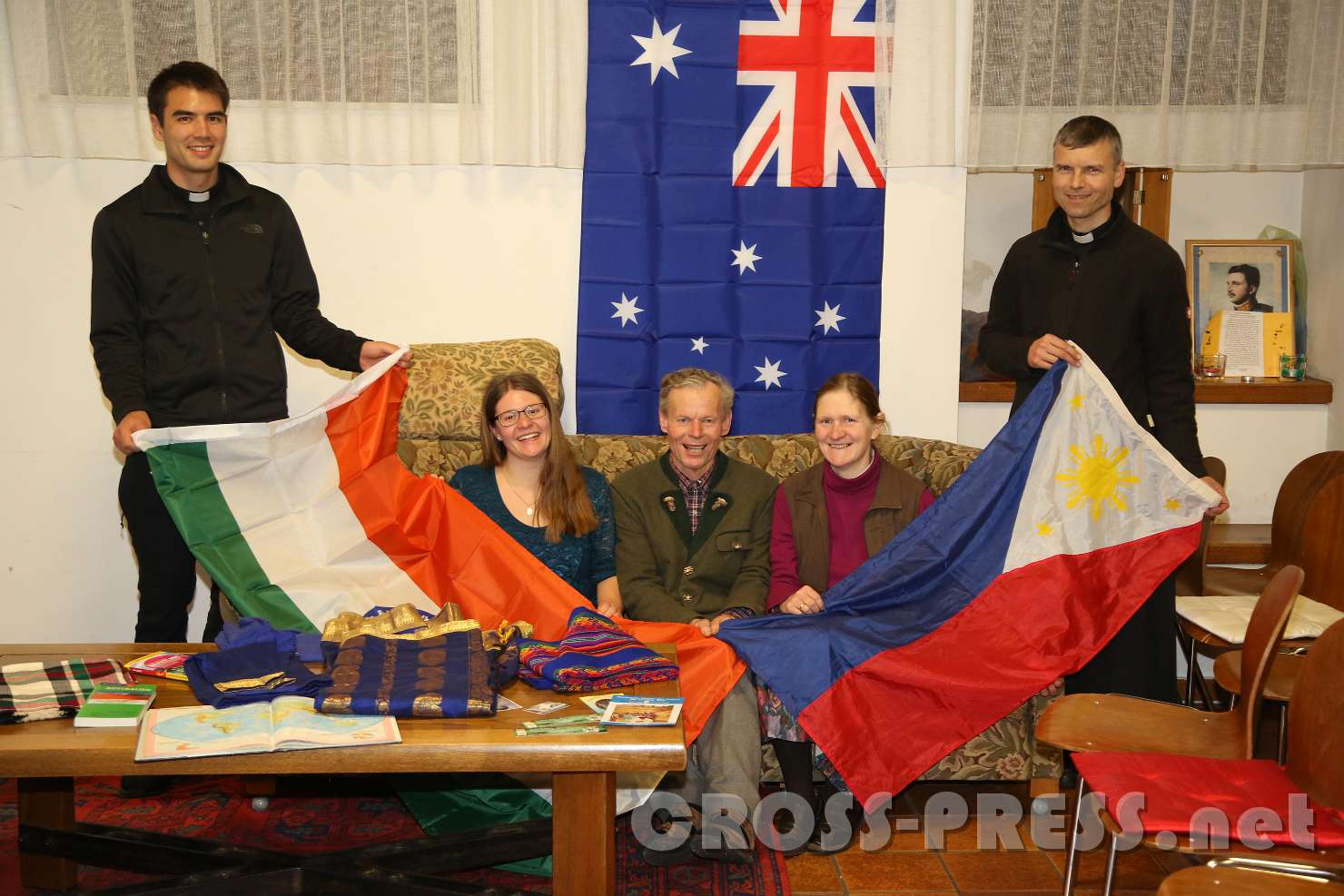 2017.11.08_22.51.06.JPG - Maria Lechner mit Pfarrer P.Franz Krenzel (rechts), Kaplan P.Gabriel Jocher und ihren Eltern Rudolf und Regina.