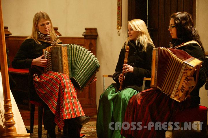 2008.12.13_20.09.06.JPG - "De Zaumgw�rfeltn" M�dels aus Ober�sterreich.