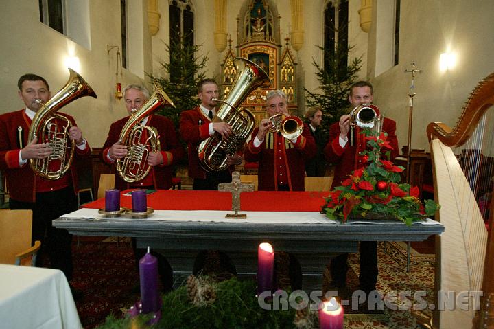 2008.12.13_21.29.17.JPG - Das "Matreier Bl�serquintett" aus dem fernen Tirol kam auf Einladung einer Ertler Familie zum 30. Gedenktag eines dort von einer Lawine versch�tteten Angeh�rigen.