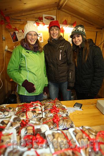2009.12.13_16.08.11.jpg - Die M�dels von der HLW verkauften an ihrem Stand selbstgebackene Weihnachtskekse.