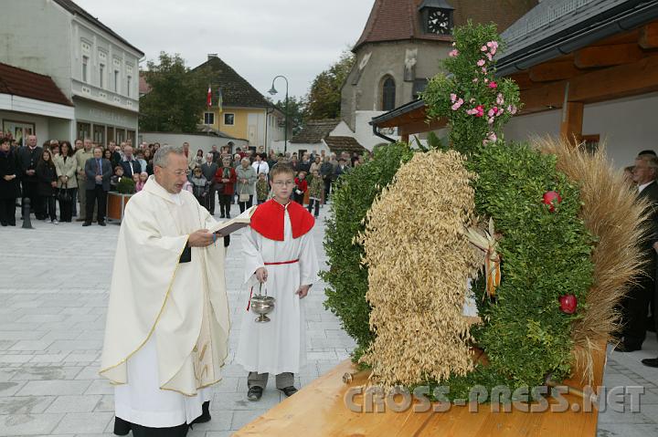2008.09.21_09.23.07.JPG - Segnung der Erntedankkrone durch Pfarrer Thadd�us Gornicki.