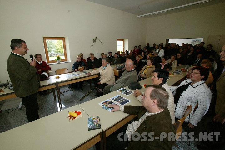 2008.09.21_14.55.47.JPG - Bgm Schimpl l�dt zur Filmvorf�hrung ein.