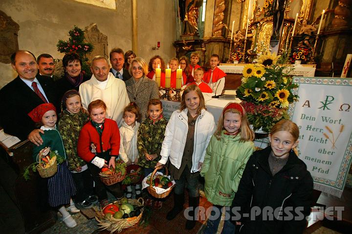 2008.09.21_10.45.59.JPG - Am Land sind Dankbarkeit und Glaube gemeinsames Gut, so Pfarrer Gornicki.  Nach dem Hochamt in der Pfarrkirche, v.l.n.r.: LR Mag. Wolfgang Sobotka, Bgm. Manfred Schimpl, LAbg. Michaela Hinterholzer, Pfarrer Thadd�us Gornicki, Vizebgm. Rudolf Graf, NR Ulrike K�nigsberger-Ludwig mit Kindern.