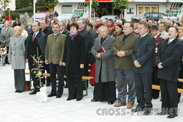 2008.09.21_11.46.16.JPG - Beim Singen der N� Landeshymne: NR K�nigsberger-Ludwig, LR Sobotka, Bgm. Schimpl, LAbg. Hinterholzer, die beiden Pfarrer Gornicki und Maresch, Vizebgm. Graf und Bgm. Karl Stegh (Behamberg).