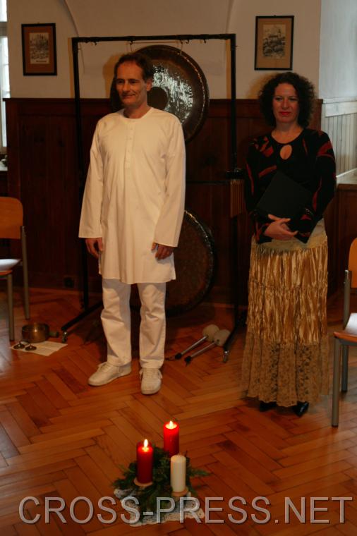 06.12.16_014 Gong-Musiker Christian Dangl, Schauspielerin Maria Lassl