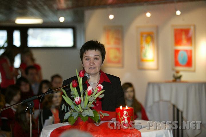 2009.01.11_15.08.18.JPG - Mag. Lucia Deinhofer las zur Einstimmung einen Text von Michaela Brandstetter, die im M�rz ihr Baby erwartet.