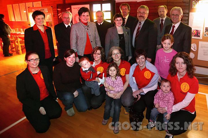 2009.01.11_16.14.11.JPG - Der pfarrliche Arbeitskreis "Mosaik Familie", Jugendhaus Schacherhof und Bildungszentrum kooperierten mit der "aktion leben" f�r das Projekt "Leben erleben"; 1. Reihe v. l.: Margarethe Gruber, Karin Handl, Brigitte Brunmayr, Martina Stockinger, Eva Schachinger und Bettina Schatzeder (mit Kindern); dahinter v.l.: Mag. Lucia Deinhofer, Monsignore Karl Datzberger, LAbg. Michaela Hinterholzer, Prior P. Michael Prinz, Mag. Martina Kronthaler, Vizebgm. OSR Otto Sagmeister, Dr. Josef Winklmayr, Dr. Erich Ortner und Bgm. Franz Deinhofer.