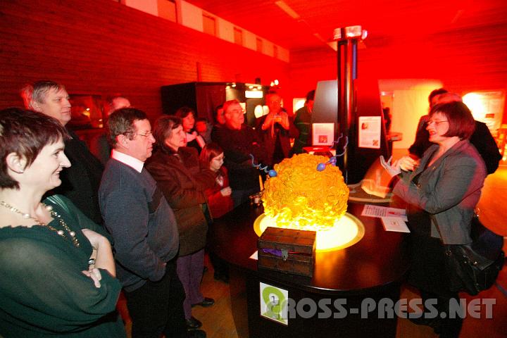 2009.01.11_16.16.11.JPG - Mag. Martina Kronthaler von der "aktion leben" f�hrte durch die Ausstellung (hier vor dem Modell einer von Samenzellen "umworbenen" Eizelle).