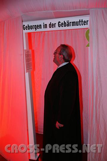 2009.01.11_16.39.13.JPG - "Geb�rmutter-Zelt": Auch Pfarrer P.Michael Prinz f�hlt sich im Mutterleib geborgen.  :)