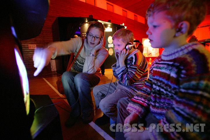 2009.01.11_16.44.37.JPG - Mama erkl�rt ihren kleinen S�hnen den Weg der in einem kindergerecht aufbereiteten Film mittels Handpuppen und Comicsm�nnchen dargestellten Samenzellen ...