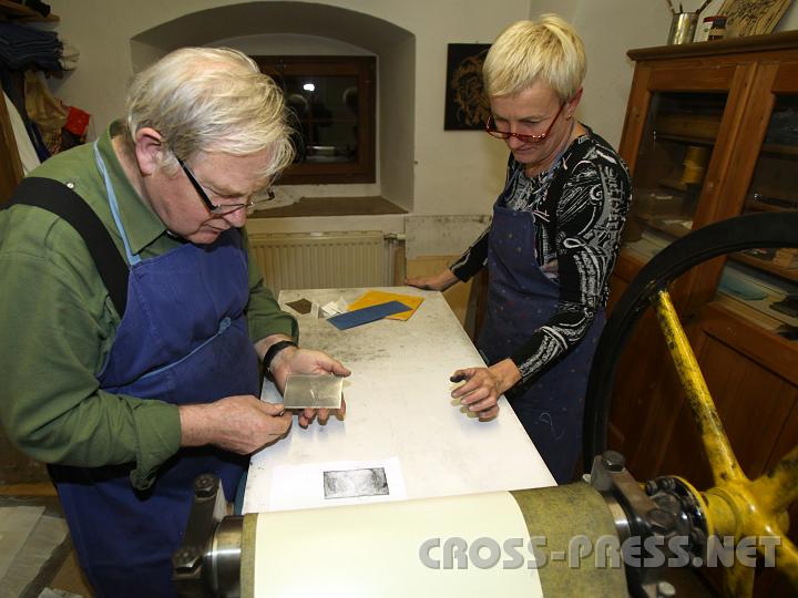 2009.12.02_20.24.35.jpg - Die letzten Arbeitsschritte beim Anfertigen einer Radierung...