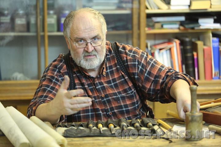 2009.12.02_21.26.17.jpg - "Buddy", der Schnitzer meint: "Ordnung ist auch eine Kunst, und sehr wichtig f�r's Gelingen."