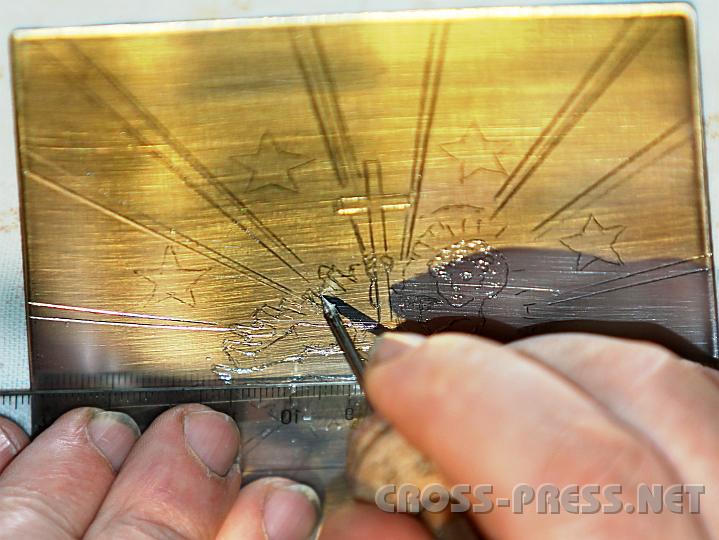 2009.12.02_21.17.54.jpg - So entsteht eine originelle Radierung-Weihnachskarte in P.Martins Werkstatt.  Hier wird Druckplatte graviert.