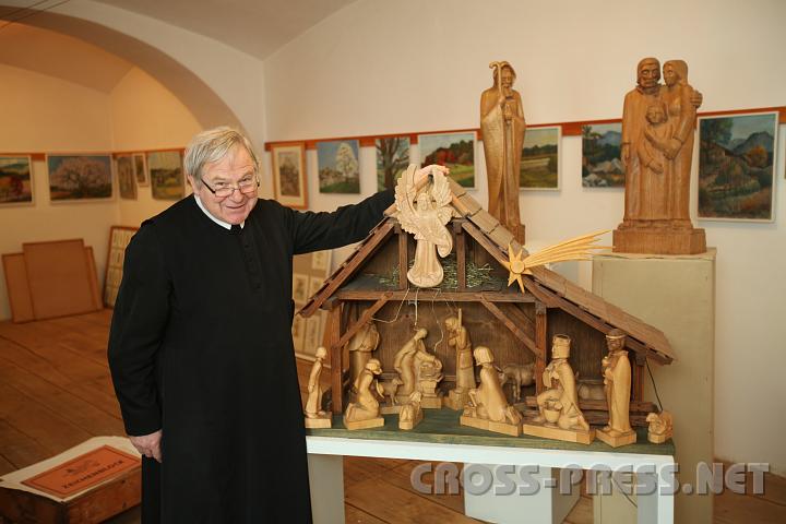 2009.12.03_11.05.04.jpg - P.Martin mit einer seiner vier gro�en Krippen, entstanden zwischen 1991 und 1995, geschnitzt f�r den Konvent in Seitenstetten, wo sie jedes Jahr im Refektorium aufgestellt wird.