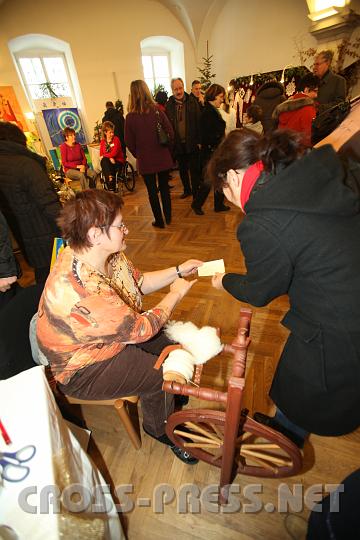 2009.12.13_11.37.36.jpg - Frau Rosemarie Jechsmayr aus Wolfsbach beherrscht noch die alte Kunst des Schafwoll-Spinnens.