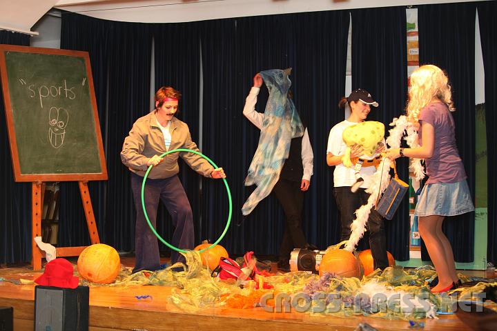 2010.04.16_19.00.17.jpg - Die "Roaring Sixties" erwachten mit Prof. Helmut Schmutzer beim Sportunterricht zu neuem Leben.  ;)