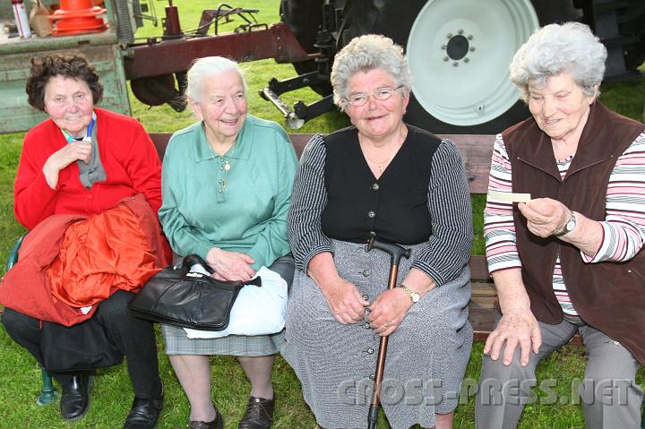 2010.04.30_17.45.00.jpg - Die Zuschauerinnen auf den Logenpl�tzen.