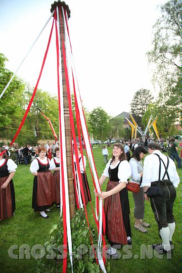 2010.04.30_18.20.07.jpg - Vorbereitungen zum "Bandltanz".