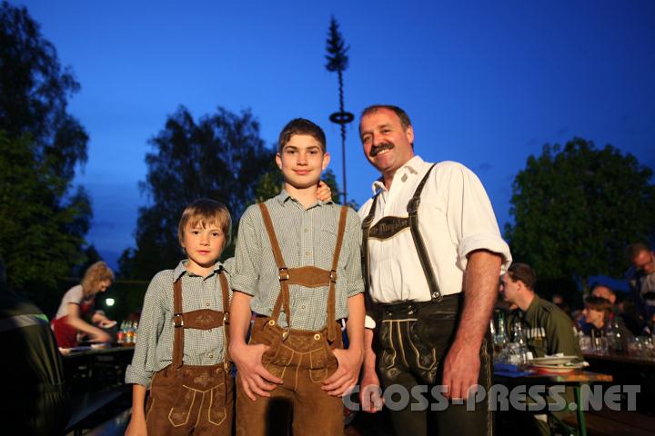 2010.04.30_19.47.47_01.jpg - Thomas P�hringer und Florian H�ritzauer mit dem Leiter der "Schuhplattler", Leopold Edermayr.