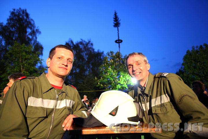 2010.04.30_19.49.32.jpg - Stefan Schwingenschl�gl und Willi Fritsch von der FF Seitenstetten.