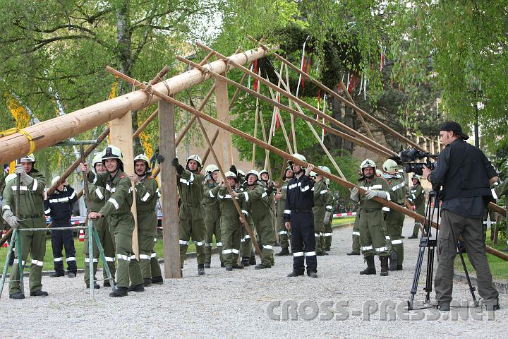 2010.04.30_17.21.58.jpg - Alle "in action" beim Maibaumsetzen: die Florianij�nger und Kameramann Paul Hien vom Bayerischen Fernsehen kamen ganz sch�n ins Schwitzen.
