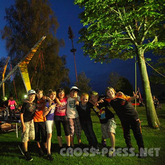 2010.04.30_19.57.54.jpg - Feiern bis sp�t in die Nach unter dem Maibaum.  Auch die Kinder hatten viel Spa� mit dem Bungeetrampolin und beim "Bierkistenkraxln".