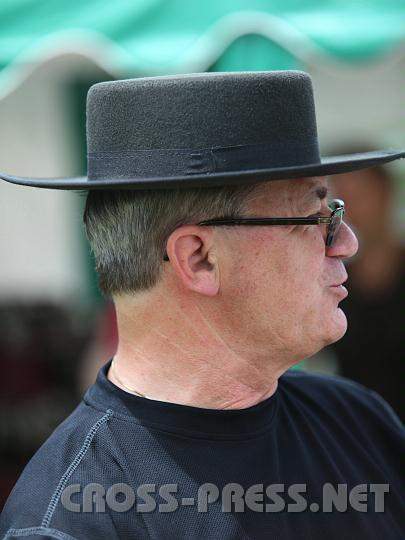 2010.06.11_13.10.36.jpg - Pfarrer Schuh mit seiner neuesten Errungenschaft (aus Rom?)