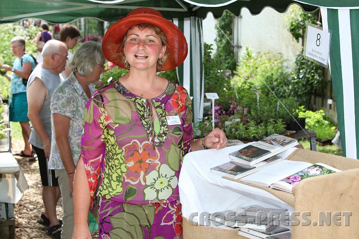 2010.06.11_15.18.36.jpg - Das pr�sentierte Buch gab es bei der charmanten G�rtnerin Ernestine zu erwerben.