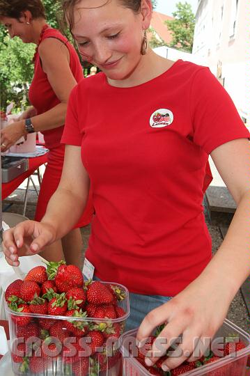 2010.06.11_15.33.47.jpg - Medizinstudentin Julia ist so s�� wie die Erdbeeren, die sie verkauft !  ;)