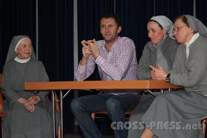 2013.12.13_18.08.19.jpg - Schwester Ernestine, Regisseur Helmut Manninger, Schwester Michaela und Schwester Oberin Teresia beantworten Fragen auf der Bühne im Theatersaal.
