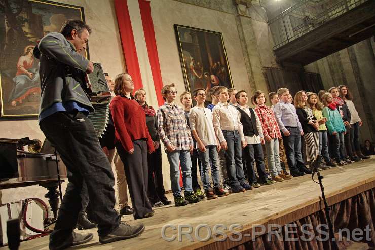 2015.02.17_19.49.40.JPG - Erster Auftritt Huberts mit den Schülern und einer seiner Ziehharmonikas ...