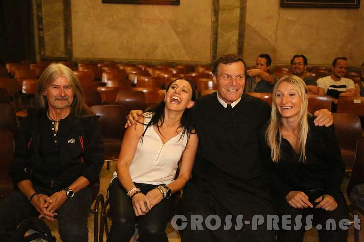 2016.09.29_21.54.52.JPG - Altabt Berthold Heigl mit seinen Bergsteiger-Nichten.