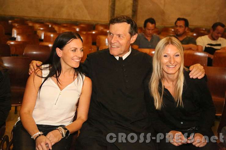 2016.09.29_21.55.00.JPG - Altabt Berthold Heigl mit seinen Bergsteiger-Nichten.