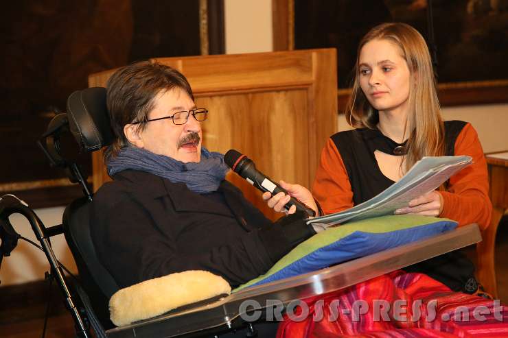 2017.01.13_16.47.06.jpg - Mag. Lucia Kößl hält das Mikro für ihren Vater Mag. Franz Kößl, der eigene Texte vorträgt.