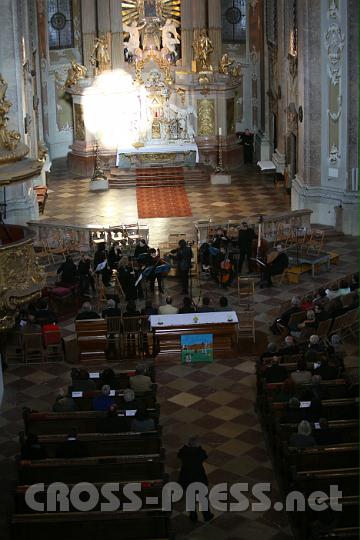 2011.04.10_17.07.37.jpg - Stärker als jedes Spotlight beleuchtet die Abendsonne den Altar.