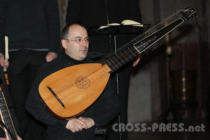 2011.04.10_19.09.30.jpg - Hermann Platzer spielt die mittelalterliche Theorbe, ein Lauteninstrument.