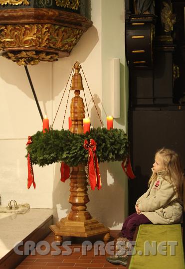 2009.12.12_20.39.32.jpg - Jana sitzt ganz vorne, damit sie den Papa gut sehen kann, der im Chor mitsingt.