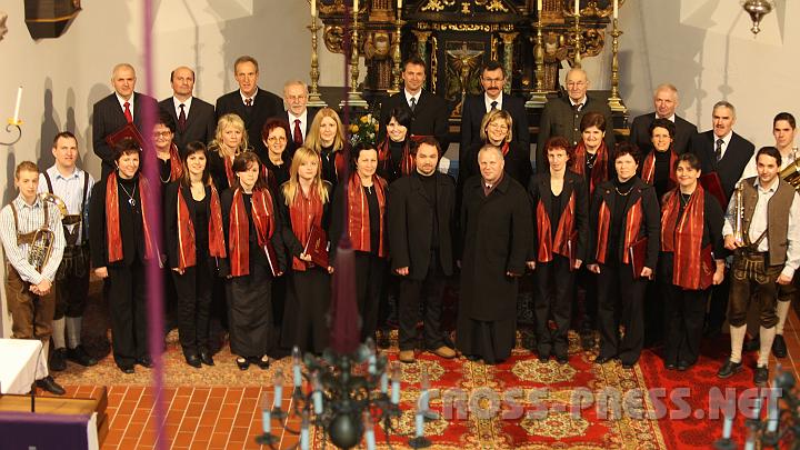 2009.12.12_21.05.07_01.jpg - Chor der Pfarre St.Michael/Bruckbach und "D'Woasal" auf Fl�gelhorn, Tenorhorn und Tuba mit Chorleiter Christian Schmidbauer und Pfarrer P.Franz H�rmann.