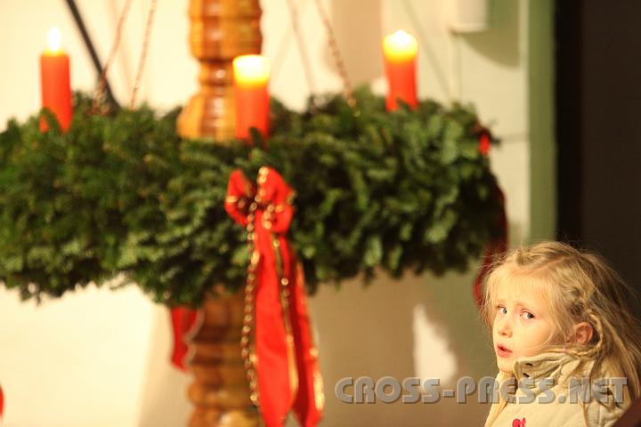 2009.12.12_20.35.48.jpg - Ist das Christkind schon da ?  Nein, die kleine Jana genie�t (geduldig) den Singabend.  :)