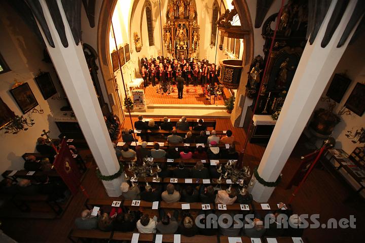 2012.10.06_20.12.01.jpg - Kirchenschiff der Pfarrkirche.