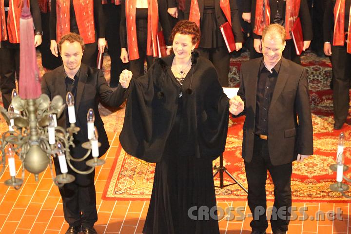 2012.10.06_20.48.22.jpg - Chorleiter Christian Schmidbauer, Solistin Regina Riel und Organist Reinhold Meyer ernteten großen Applaus.