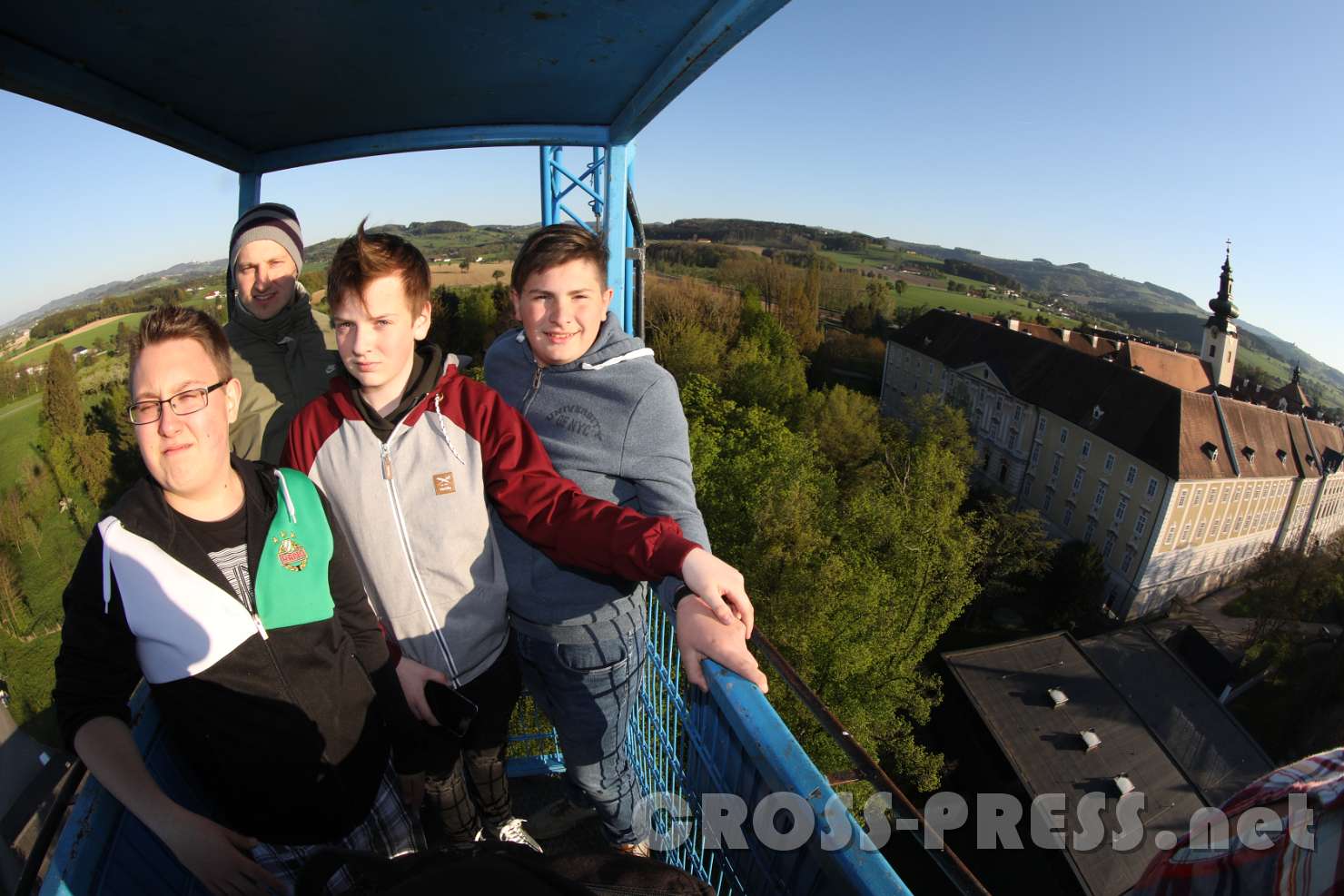 2017.04.30_18.55.18.jpg - In der lüftiger Höche über die Dächer des Stiftes mit drei Burschen und den "Lotzen" Gerald Krendl.