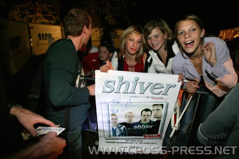 05.06.18_523 Shiver Autogrammstunde. Fans wollen Unterschrifte auf alles: Plakatte, Handies, H�nde, ...
