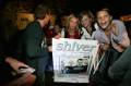 05.06.18_523 Shiver Autogrammstunde. Fans wollen Unterschrifte auf alles: Plakatte, Handies, H�nde, ...